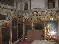 The interiors of the mahal are something really magnificent to watch on it has two more places located inside also called Hira Mahal and Fuvara Mahal.